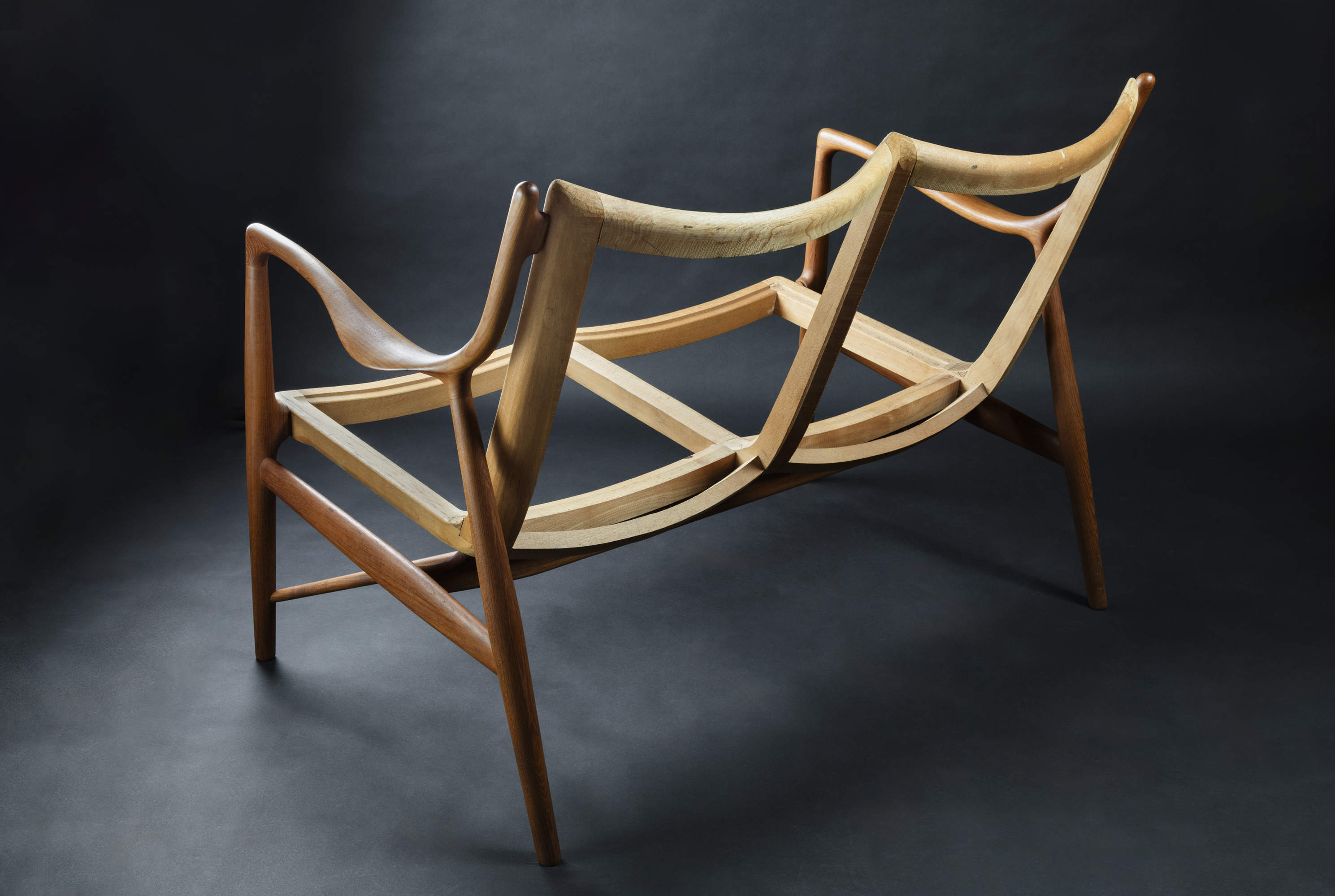 No.45の2人掛けオリジナルフレームの後ろ姿の写真