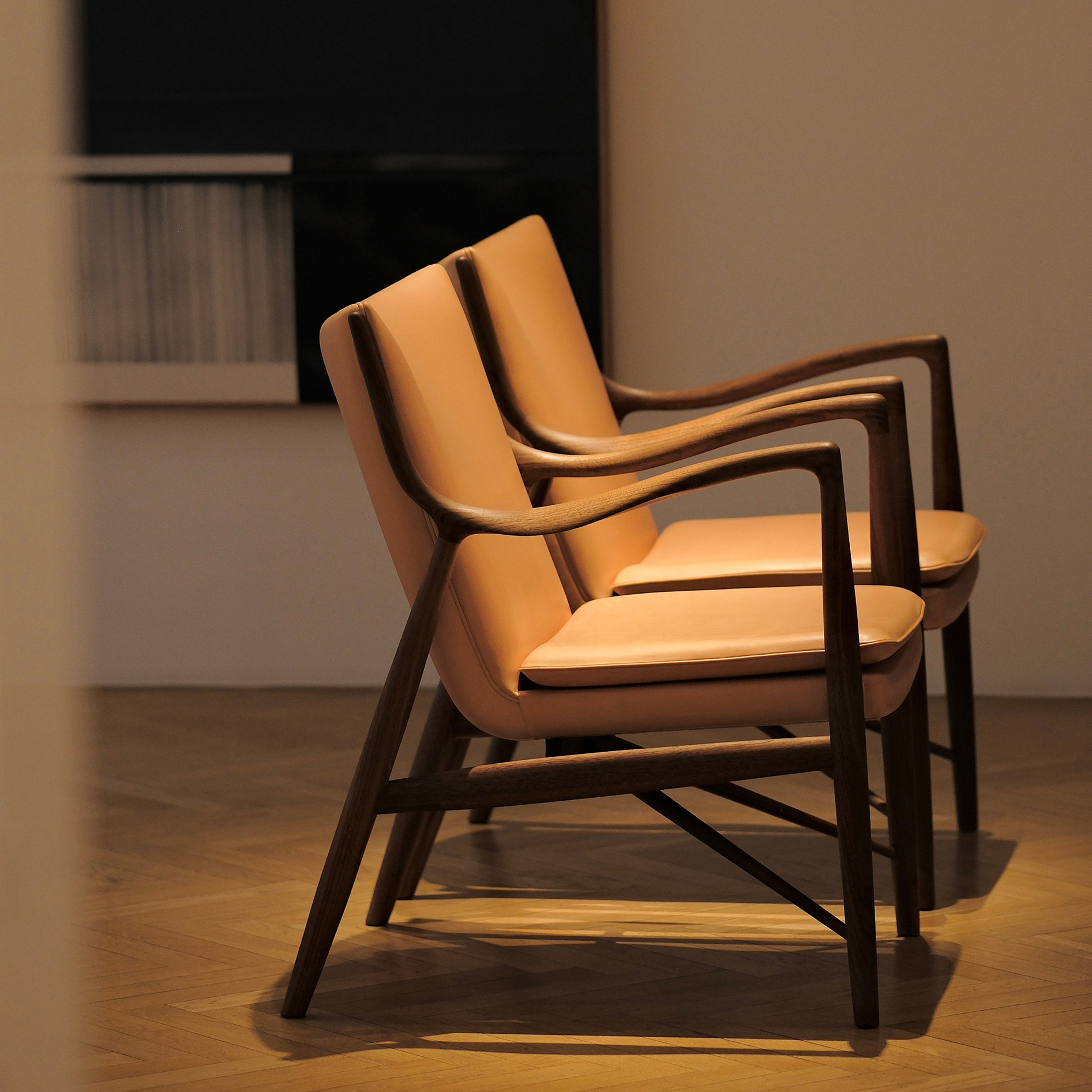 横から見た二脚並べられたNo.45の写真