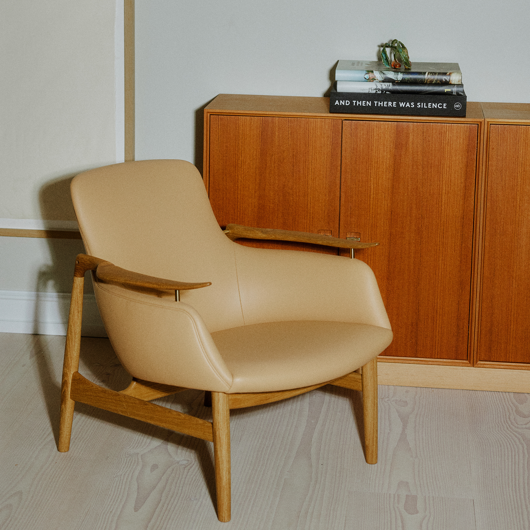 ナチュラルレザーの53チェアの全体写真