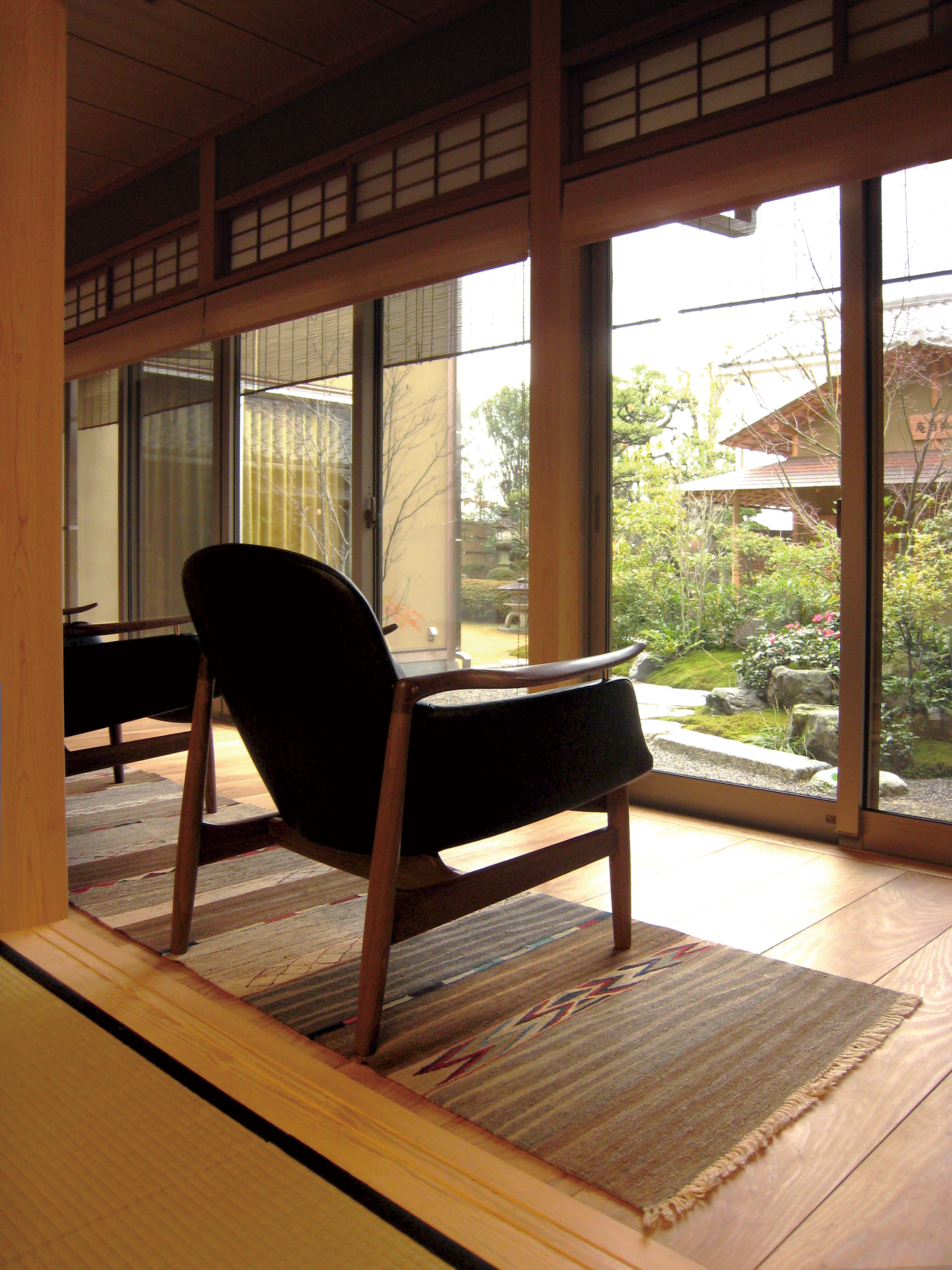 キリムの上に置かれた後ろ姿の53チェアの写真