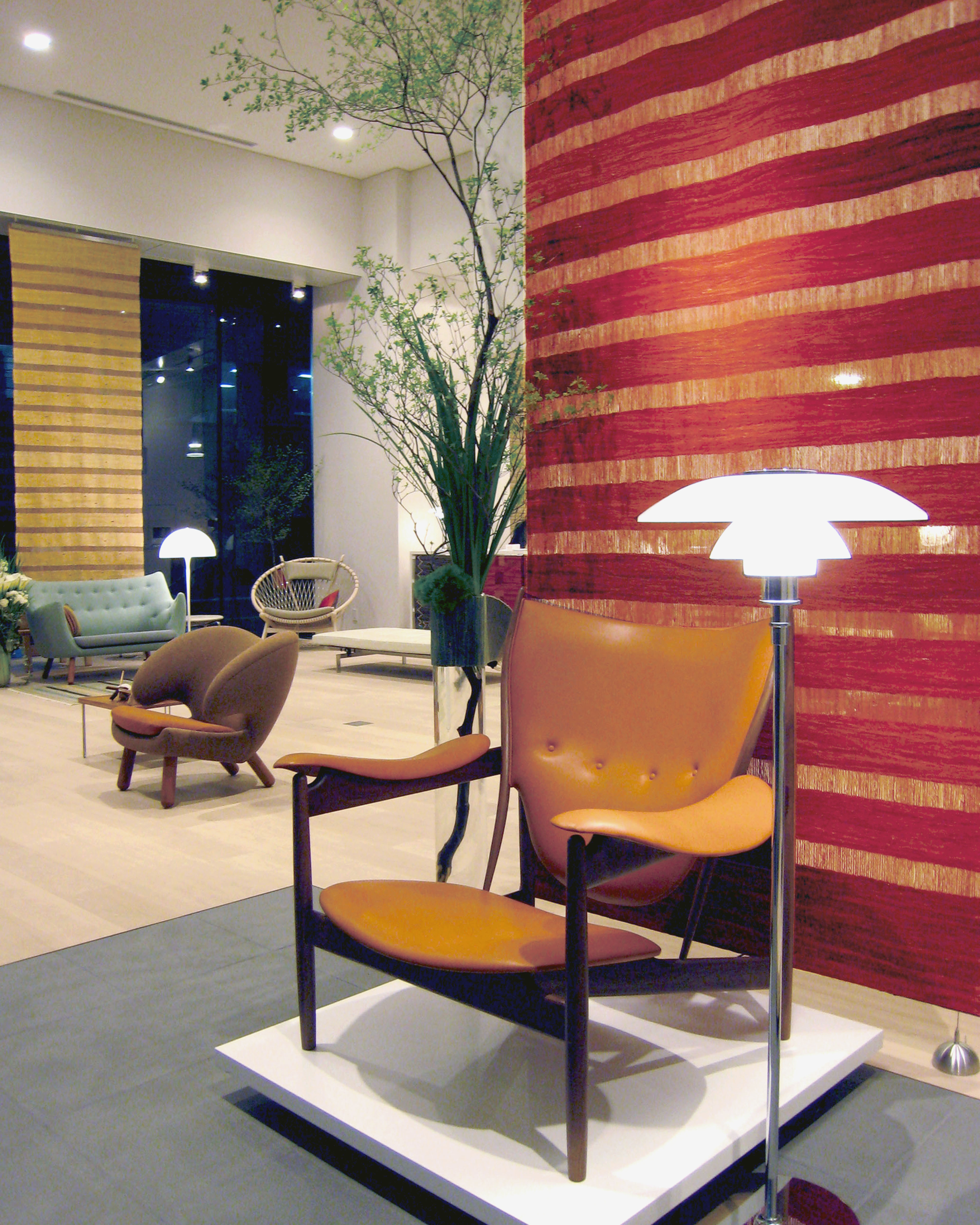 ロゴバ東京店に展示されているチーフテンチェアの写真