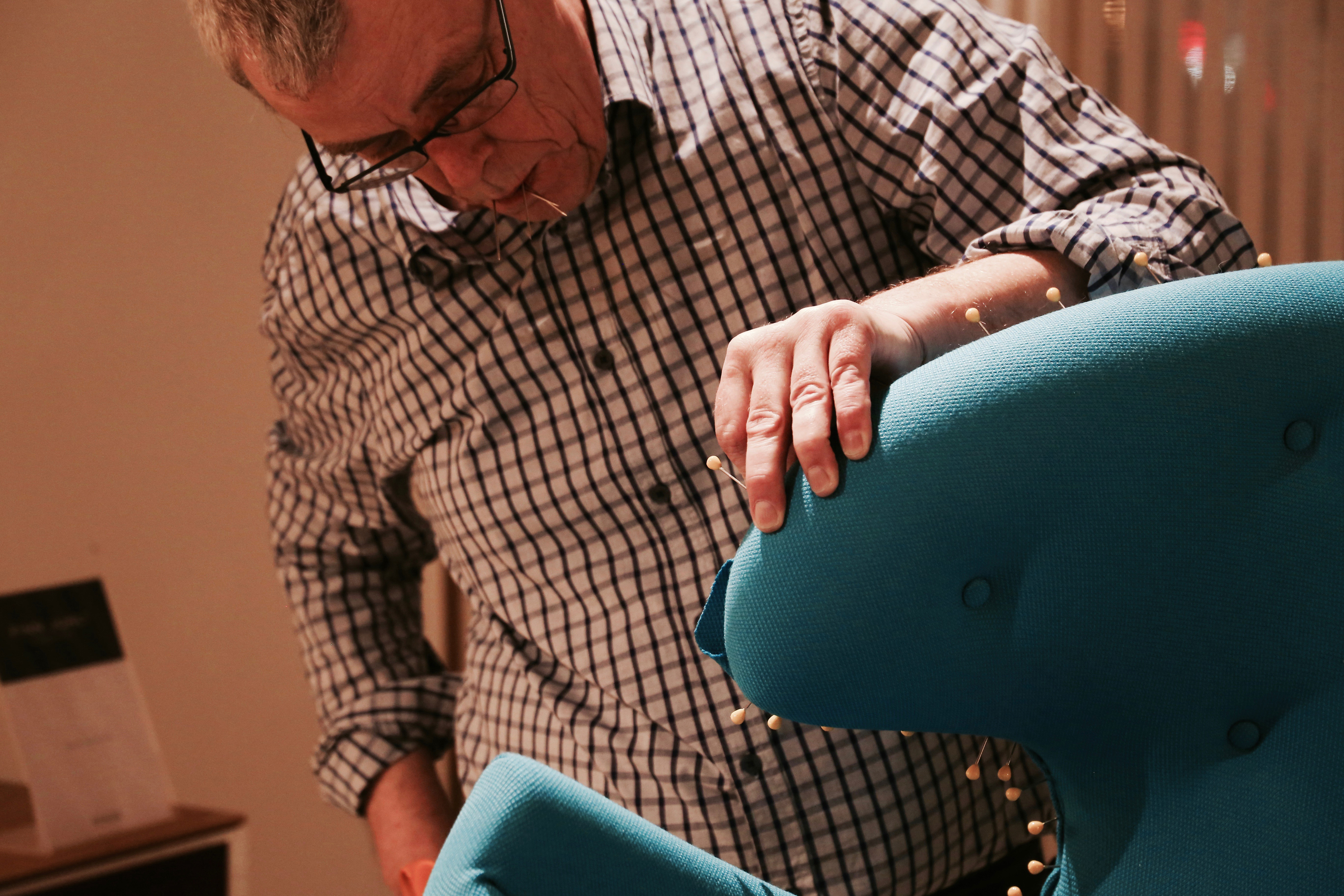 実際にペリカンチェアに布を張っている様子の写真