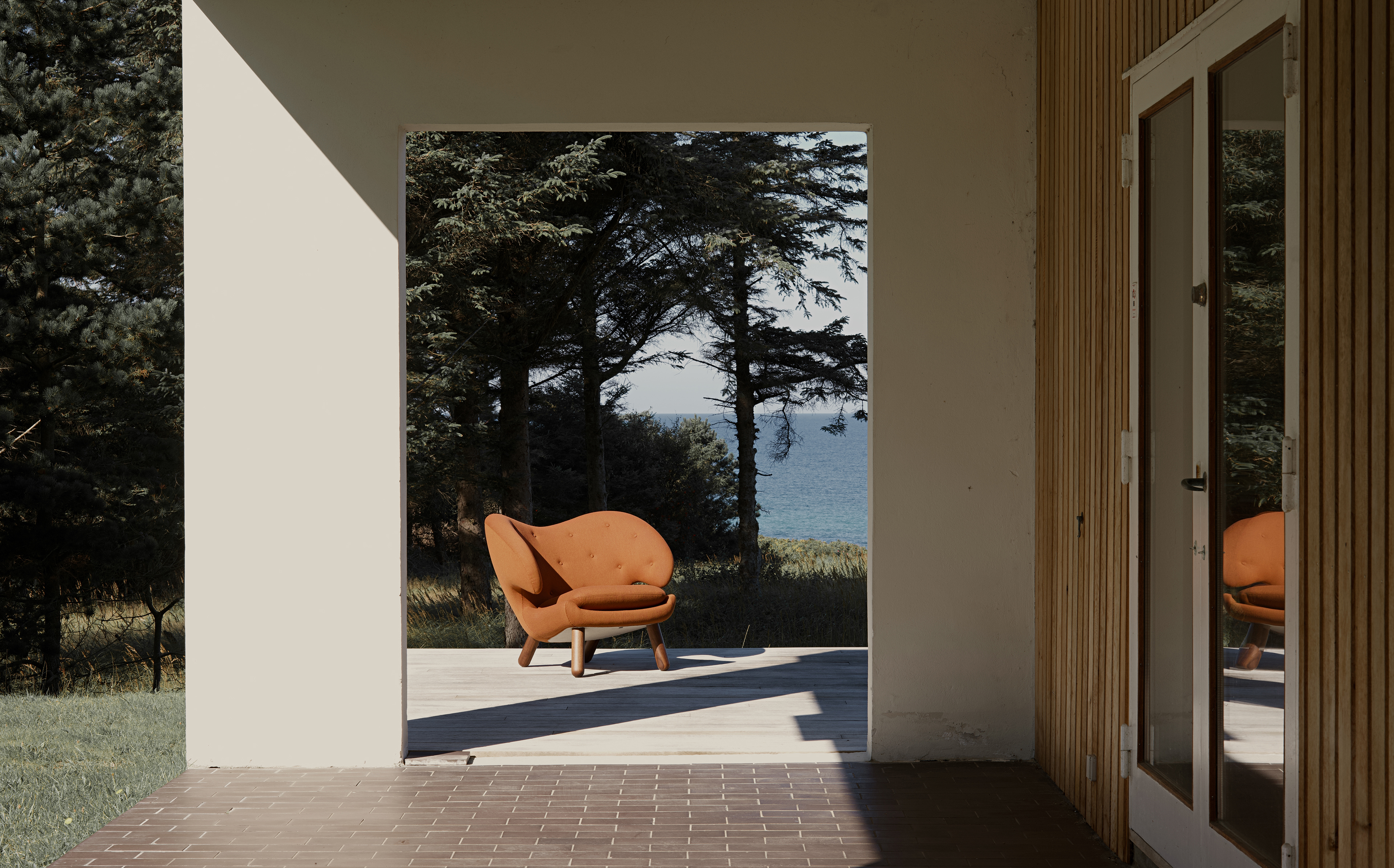 屋外に置かれたペリカンチェアの写真