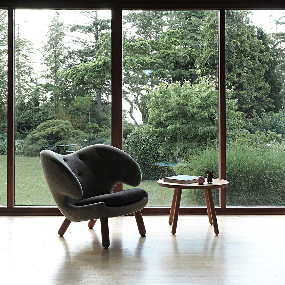 窓際に置かれたペリカンチェアの写真