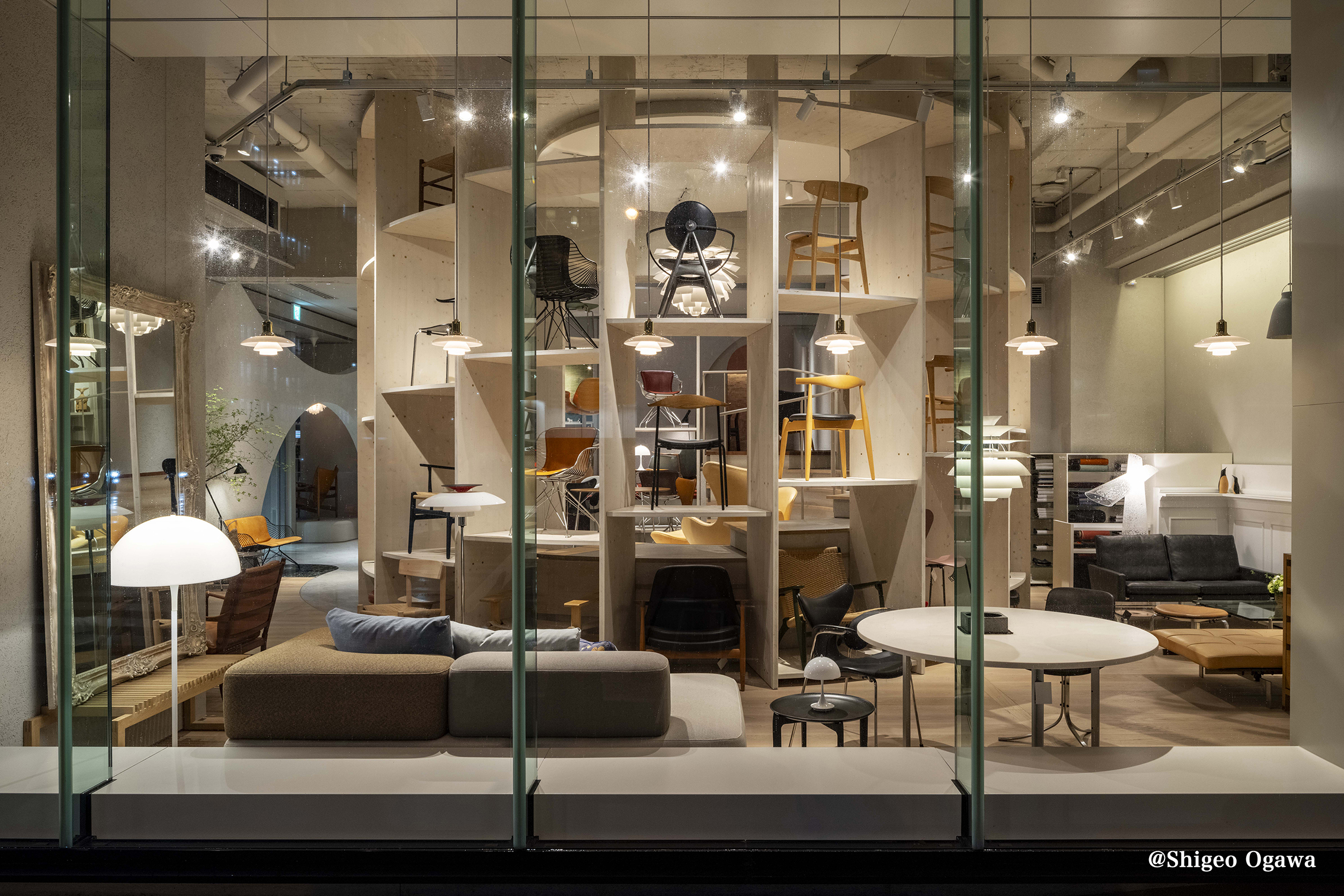 外から見たロゴバ東京店ショールームの展示風景の写真