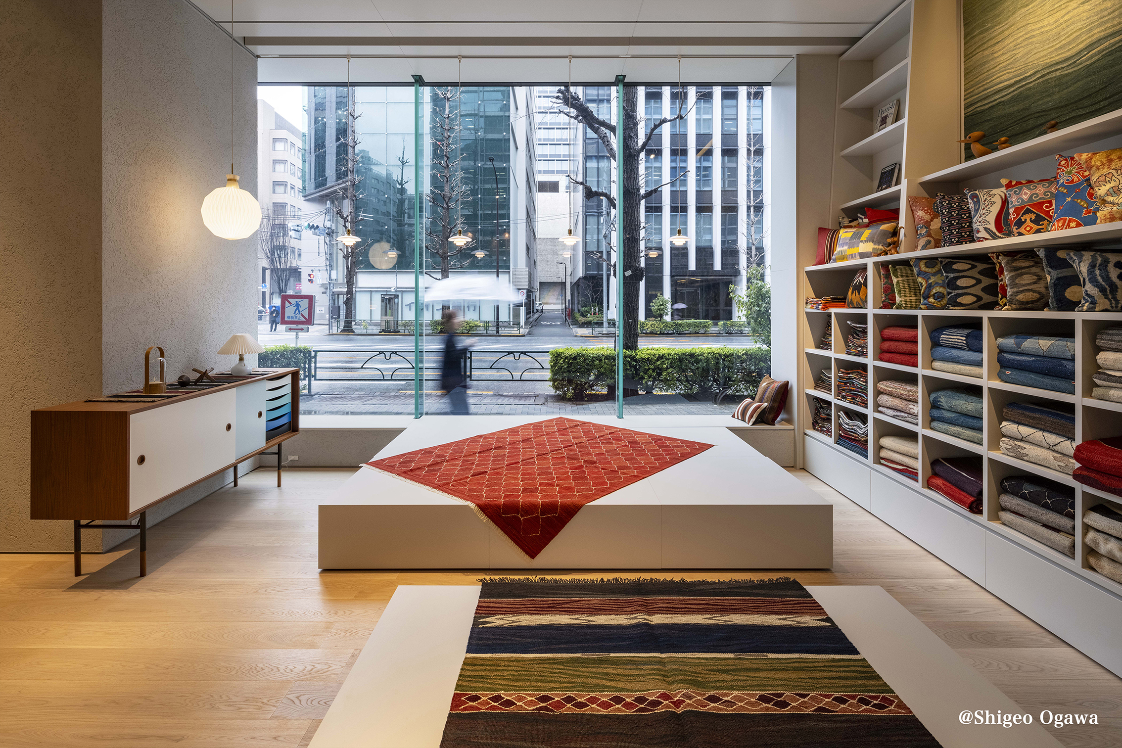 ロゴバ東京店ショールームのキリムコーナーの写真2