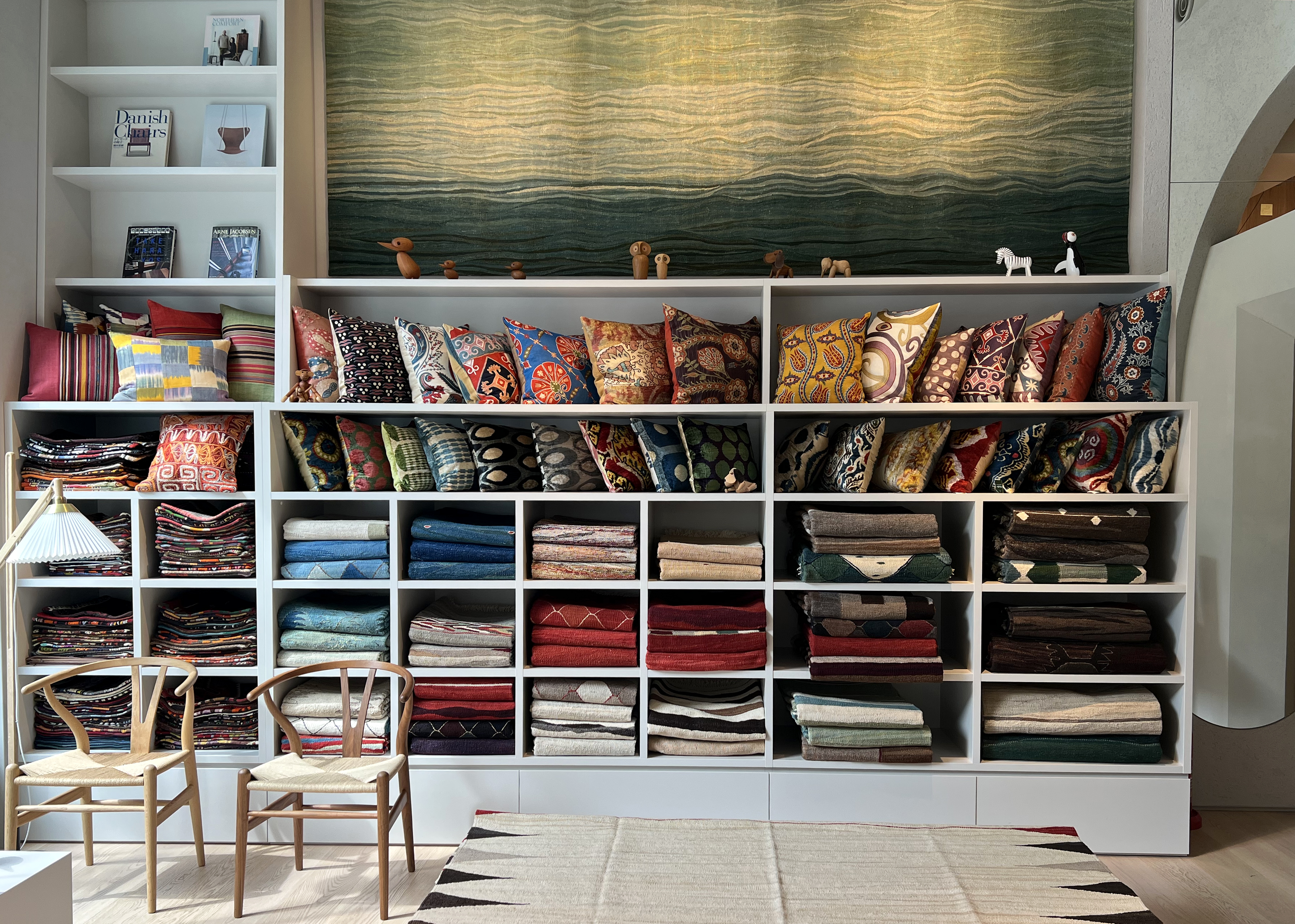 ロゴバ東京店ショールームのキリムコーナーの写真1