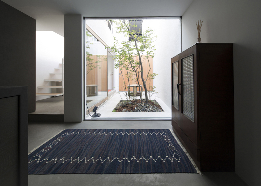 棚の前に敷かれたブルーのロゴバキリムの写真