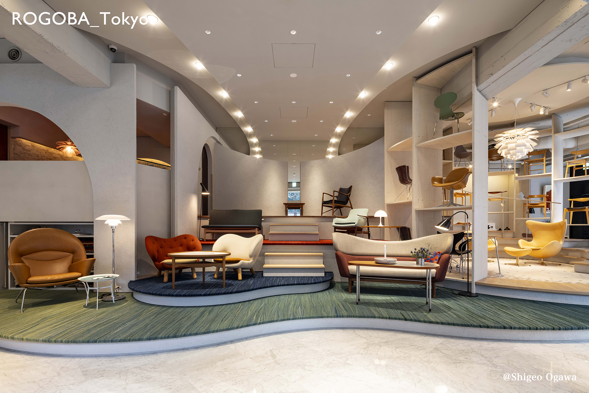 入り口から見たロゴバ東店ショールムの写真