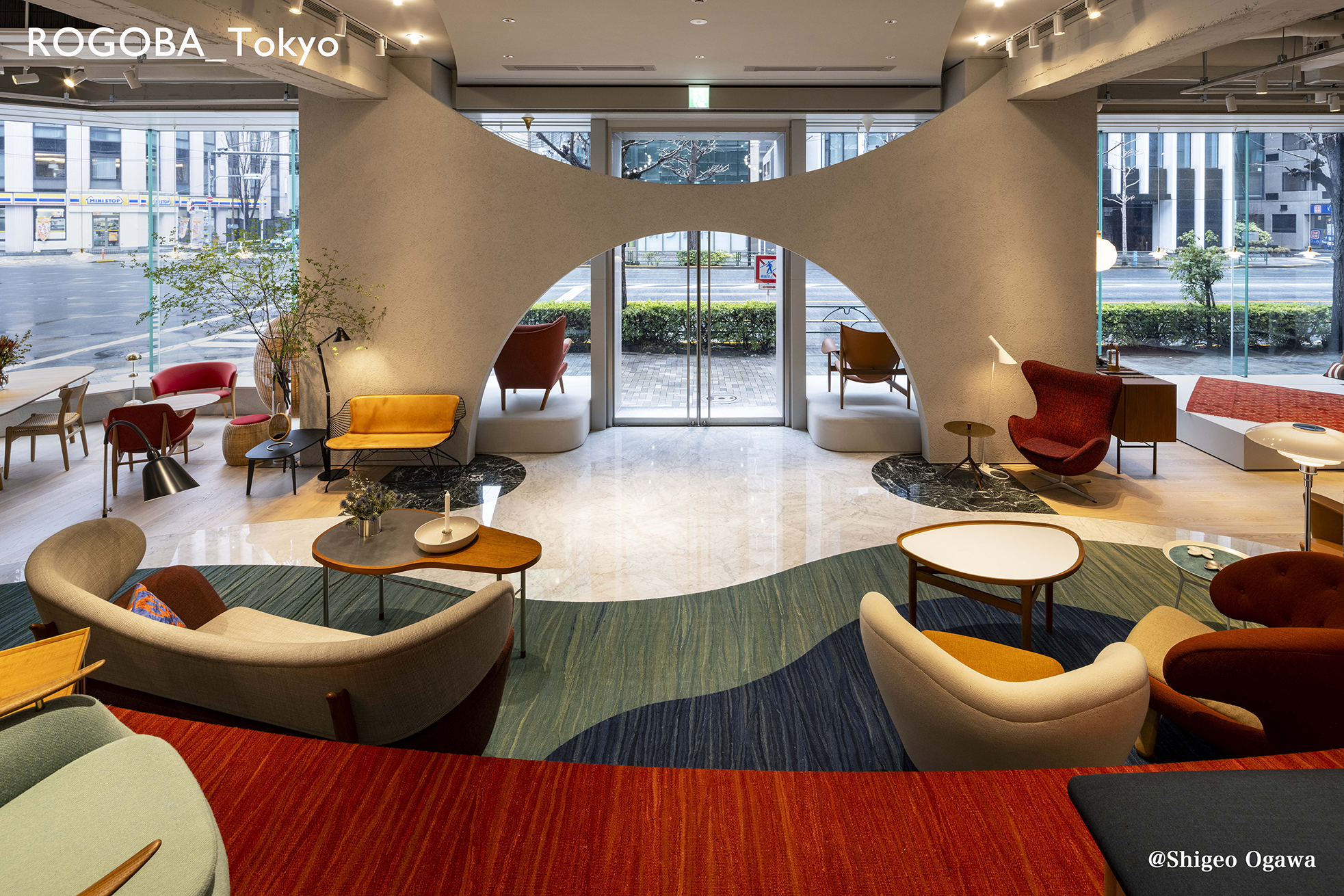 ロゴバ東店ショールム家具展示風景の写真